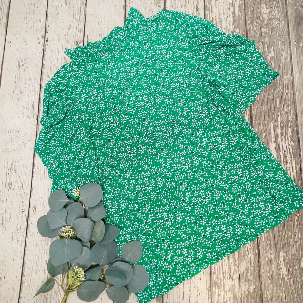 CeCe Green and White Floral Blouse